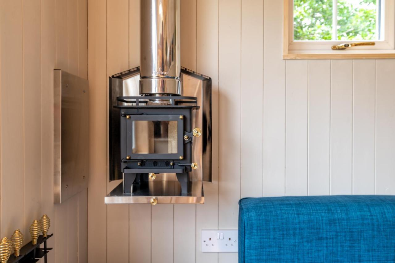 Enchanting Tiny House With Wood Burner And Hot Tub In Cairngorms Ballater Exterior photo